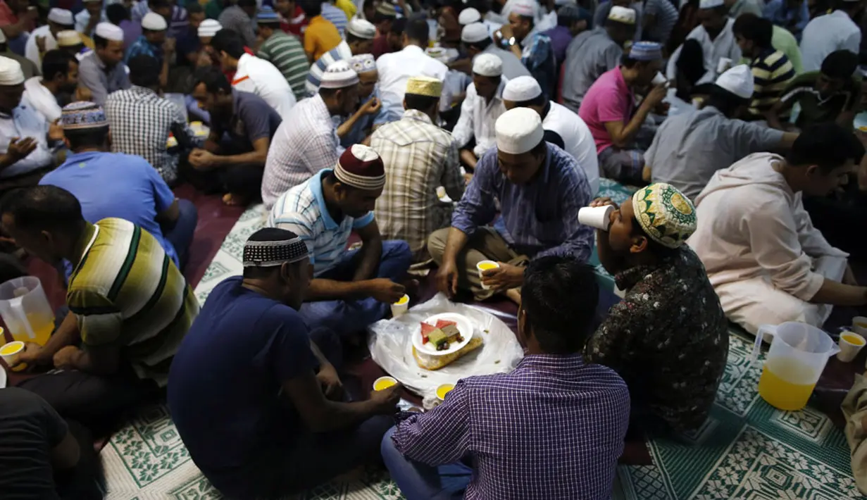 Di Singapura, ratusan warga muslim berkumpul di sebuah masjid untuk melaksanakan ibadah berbuka puasa bersama di hari pertama Ramadan, (29/6/2014). (REUTERS/Edgar Su)