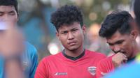 Pemain Timnas Indonesia U-19, Bagas Kaffa, saat berlatih di lapangan desa Jati, Karanganyar, Minggu (19/7/2020). (Bola.com/Vincentius Atmaja)