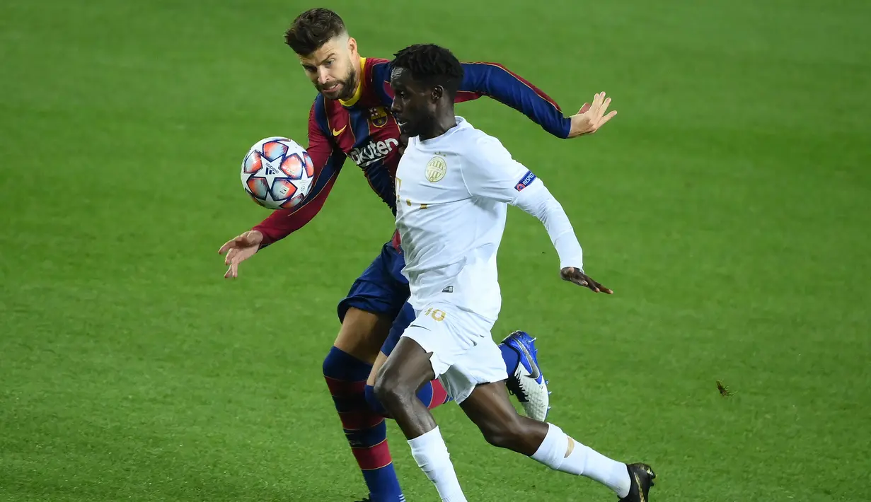 Bek Barcelona, Gerard Pique, berebut bola dengan gelandang Ferencvaros, Tokmac Nguen, pada matchday 1 Grup G Liga Champions 2020/2021 di Camp Nou, Rabu (21/10/2020) dini hari WIB. Barcelona menang 5-1 atas Ferencvaros. (AFP/Lluis Gene)