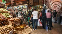 Orang-orang berbelanja di Spice Bazaar yang bersejarah di distrik Eminonu di Istanbul, Turki (13/7/2019). Spice Bazaar adalah salah satu bazaar terbesar di kota tersebut. (AFP Photo/Ozam Kose)