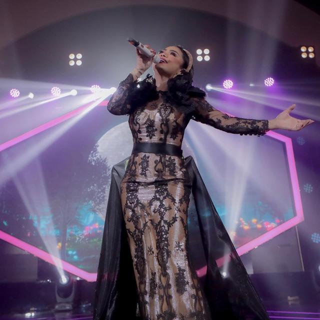 7 Potret Krisdayanti di Konser Bahhagia Anniversary Pertama Atta Aurel, Memesona