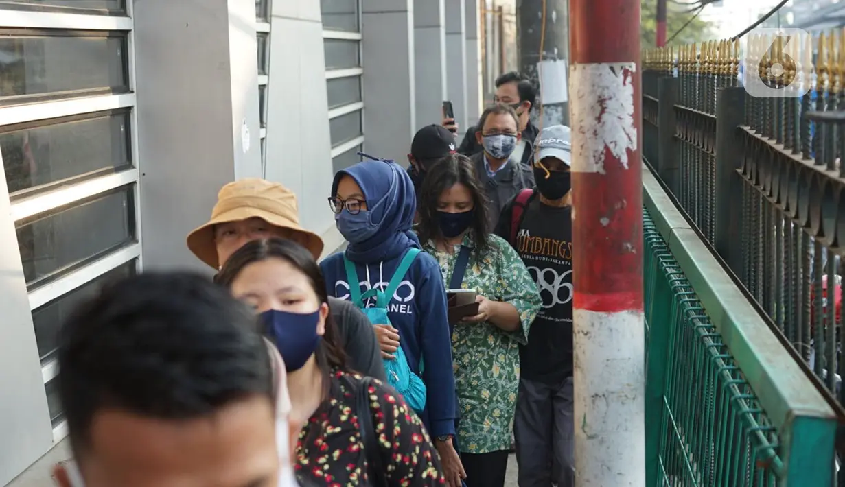 Calon penumpang antre masuk ke dalam Stasiun Citayam, Depok, Jawa Barat, Senin (8/6/2020). Memasuki fase PSBB proporsional menuju new normal Kota Depok, stasiun ramai dipadati penumpang yang kini mulai beraktivitas kembali. (Liputan6.com/Immanuel Antonius)