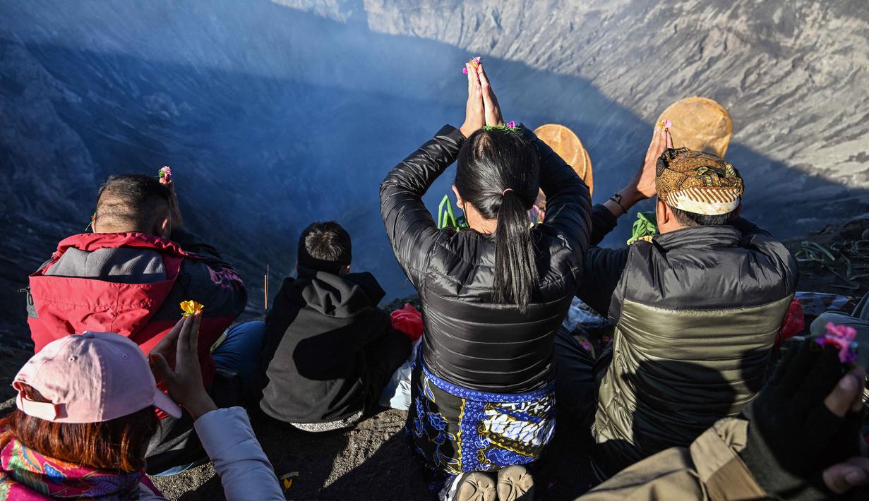 Umat Hindu dari komunitas Tengger mempersembahkan doa di kawah Gunung Bromo selama festival Yadnya Kasada di gunung dekat Probolinggo, Jawa Timur, Senin 1 Juni 2026. (JUNI KRISWANTO/AFP)