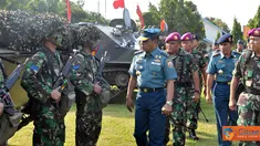 Citizen6, Surabaya: Angkatan Laut AS datang ke Surabaya dengan tiga kapal perang, yaitu USS Germantown  (LSD - 42), USS Vandegrift (FFG - 48), dan USCG Waesche, yang bersandar di Dermaga Jamrud Tanjung Perak Surabaya. (Pengirim: Budi Abdillah)        