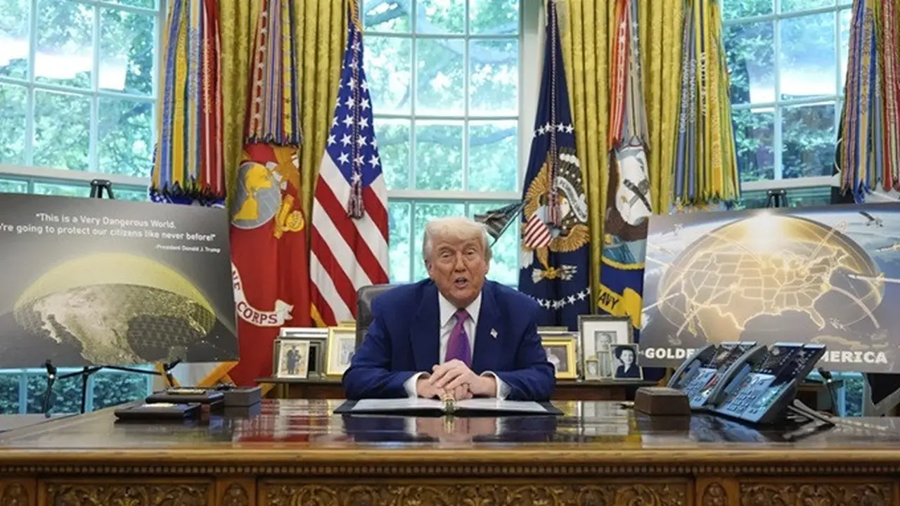 Presiden Amerika Serikat Donald Trump di Ruang Oval, Gedung Putih, pada Selasa (20/5/2025), saat mengumumkan konsep yang dia inginkan untuk program pertahanan rudal masa depannya yang diberi nama Golden Dome.