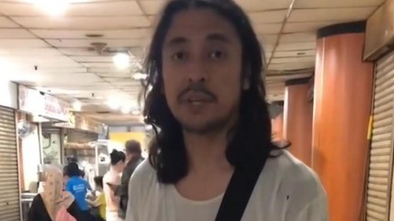 Potret Ello Vokalis Band Dewa 19 Thrifting di Pasar Baru Pakai Kaos Oblong Bolong-Bolong, Tetap Ganteng Meski Tampil Lusuh
