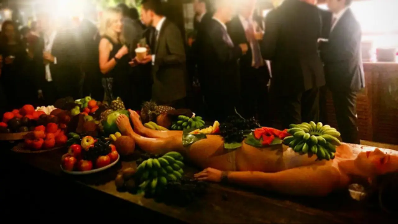 Sajikan Makanan di Atas Tubuh Wanita Telanjang, Bar Ini Diboikot