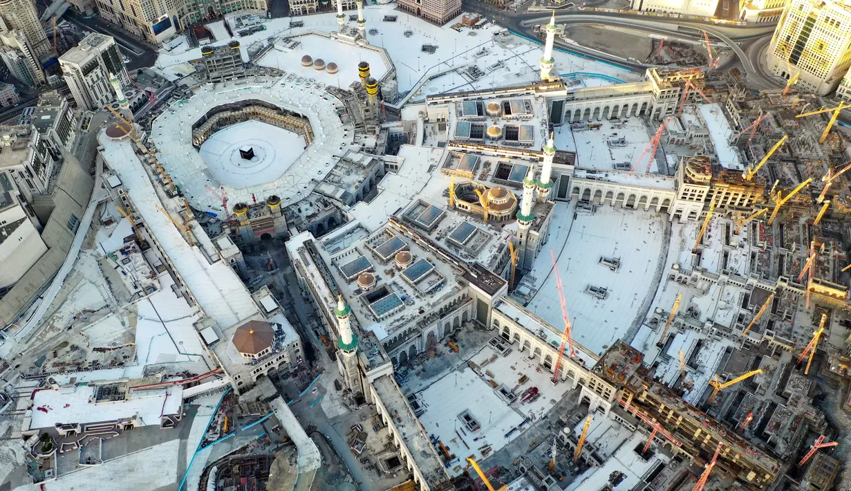 Dari pemantauan udara suasana Masjidil Haram dan sekitarnya sepi pada hari pertama bulan suci Ramadan di kota suci Makkah, Arab Saudi (24/4/2020). Sampai saat ini kota suci Makkah masih memberlakukan lockdown guna menekan penyebaran wabah pandemi virus Covid-19. (AFP/Bandar Aldandani)