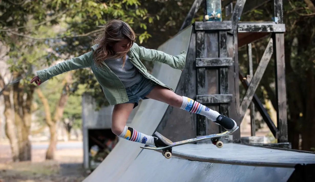 Pemain skateboard cilik, Sky Brown menunjukkan keahliannya di sebuah taman di kota Kijo, prefektur Miyazaki, Jepang (14/1). Sky sudah berlatih skateboard secara serius sejak umur 3 tahun. (AFP/Behrouz Mehri)