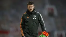 Michael Carrick merupakan mantan pemain sekaligus asisten Manajer di Mancherster United. Ia memulai kariernya setelah gantung sepatu pada 2018 silam. Kesuksesan Setan Merah menjadi runner up Liga Inggris dan Liga Europa merupakan salah satu jasanya. (Foto: AFP/Pool/Phil Noble)