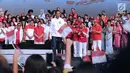 Presiden RI, Joko Widodo (tengah) disambut peserta gelaran Harmoni Indonesia 2018 di Kompleks Gelora Bung Karno, Jakarta, Minggu (5/8). Harmoni Indonesia adalah bernyanyi bersama secara serentak di 34 kota. (Liputan6.com/Helmi Fithriansyah)