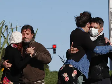 Sejumlah pasangan menari tango saat demonstrasi menuntut diizinkan berlatih di ruang terbuka di tengah pembatasan karena melonjaknya kasus COVID-19 di Buenos Aires, Argentina, Sabtu (29/5/2021). Sejak pandemi, tango ditangguhkan untuk menghentikan infeksi COVID-19. (AP Photo/Natacha Pisarenko)