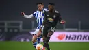 Gelandang Real Sociedad, Mikel Merino berusaha merebut bola dari gelandang Manchester United, Fred pada pertandingan leg pertama babak 32 besar Liga Europa di stadion Juventus, Turin (19/2/2021). MU menang telak atas Sociedad 4-0.  (AFP/Marco Bertorello)