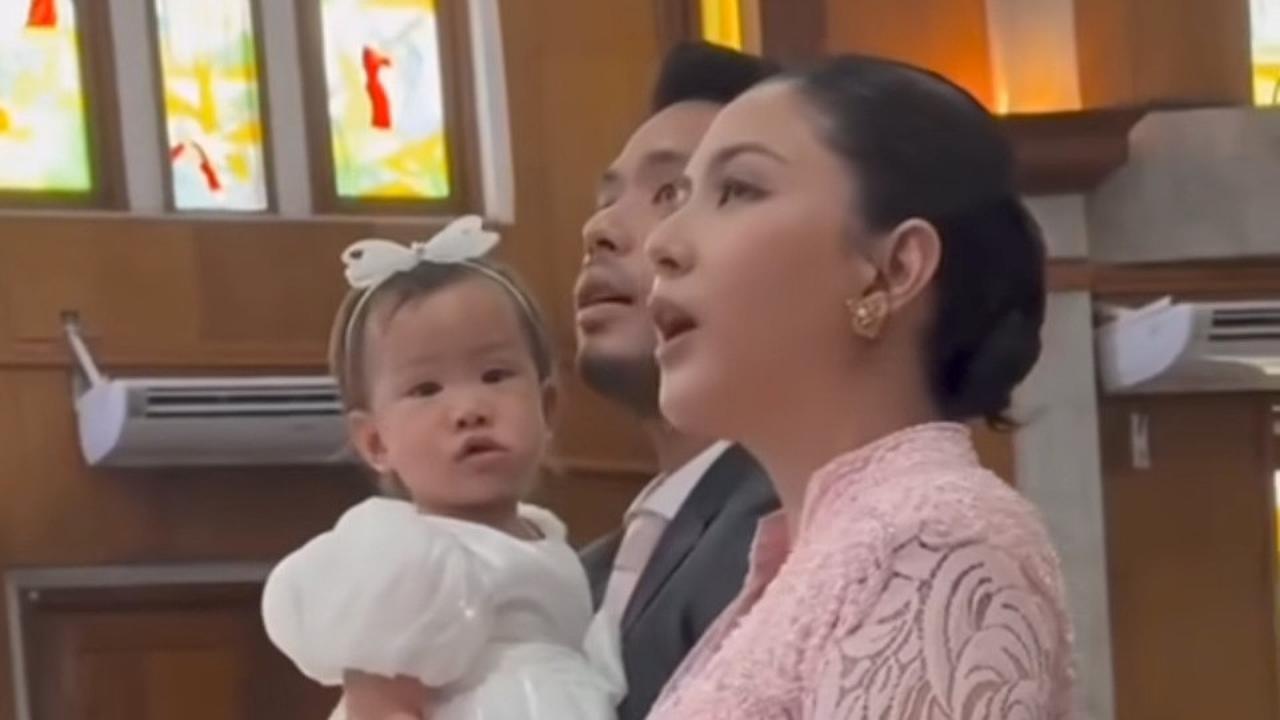 Potret Cantik Jessica Mila Tampil Anggun Dampingi Baby Kyarra Dibaptis dalam Nuansa Batak yang Khidmat