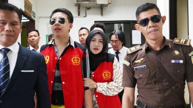 6 Potret Rey Utami Berhijab di Dalam Tahanan