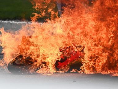 MotoGP Styria 2021 dihentikan sementara setelah red flag atau bendera merah dikibarkan memasuki lap ketiga menyusul kecelakaan yang melibatkan Lorenzo Savadori dan Dani Pedrosa hingga motor mereka terbakar. (Foto: AFP/Joe Klamar)