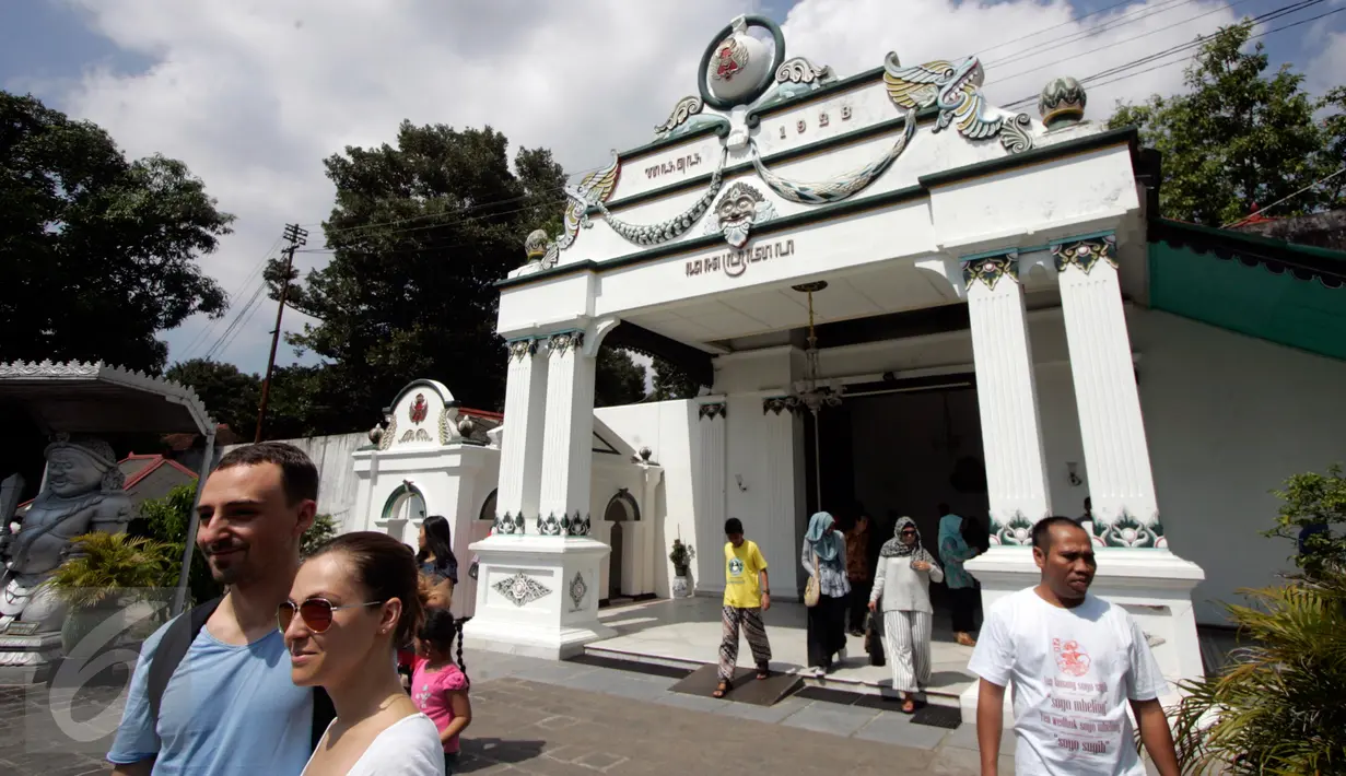 Wisatawan mengunjungi keraton kesultanan Yogyakarta,(10/7).Kunjungan wisata mengalami lonjakan menjelang liburan akhir lebaran .(Boy Harjanto)