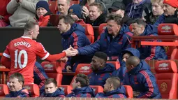 Wayne Rooney memberi salam kepada  Louis van Gaal saat diganti pada laga Liga Inggris melawan Aston Villa di Old Trafford,  Manchester,(16/5/2016). (AFP/Oli Scarff)