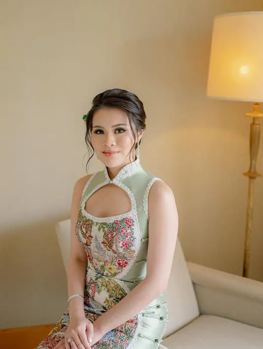 Cheongsam sleeveless dengan detail cutout di bagian dada bikin Chen Giovani terlihat elegan [@chengiovanis]