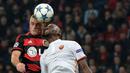 Pemain Leverkusen Kyriakos Papadopoulos (kiri) berebut bola dengan pemain Roma, Antonio Ruediger, dalam laga Grup E Liga Champions, Rabu (21/10/2015) dini hari WIB. (EPA/Federico Gambarini)