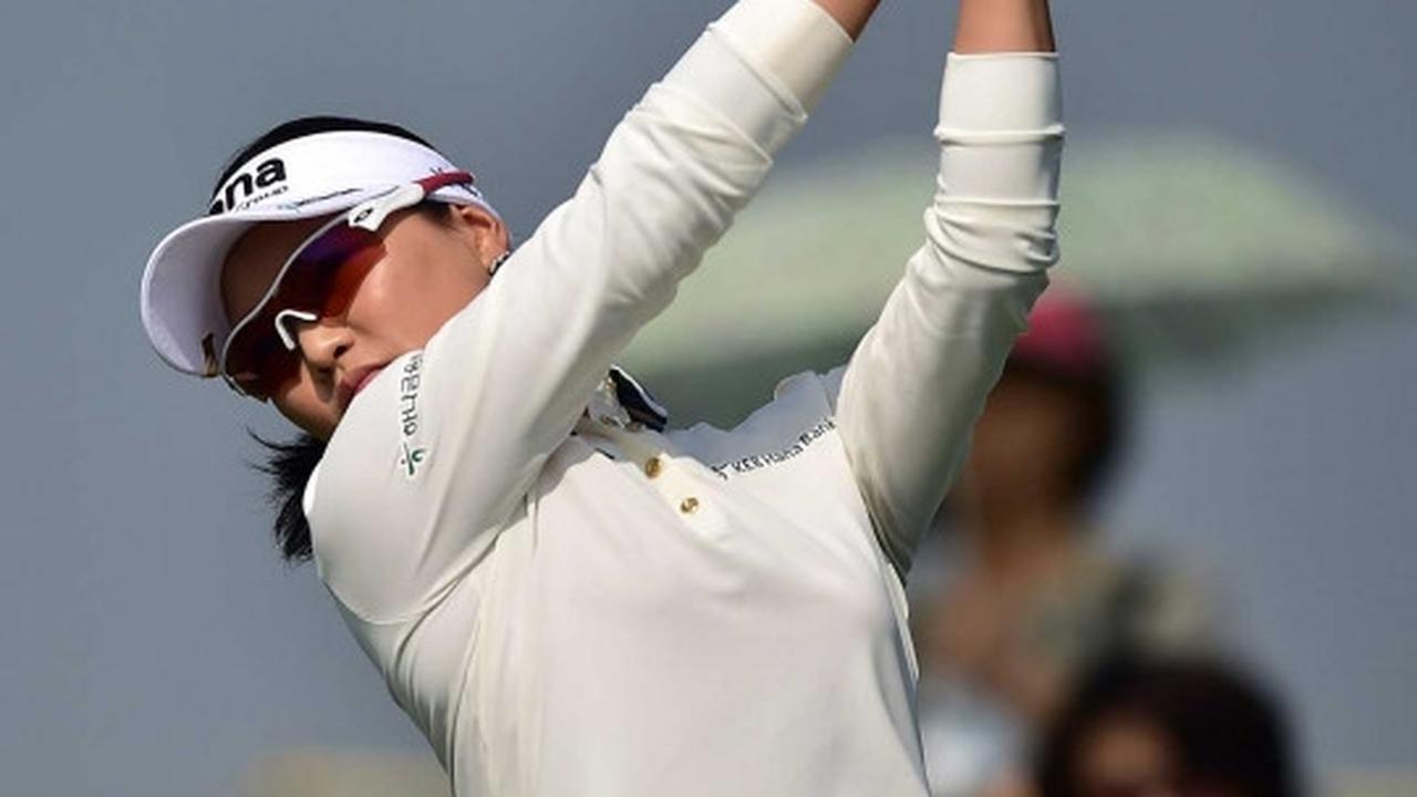 Aksi pegolf cantik di kejuaraan LPGA KEB Hana Bank