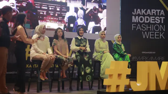 Kolaborasi 4 Desainer Indonesia Bertemakan LUM(INA) di JMFW 2018