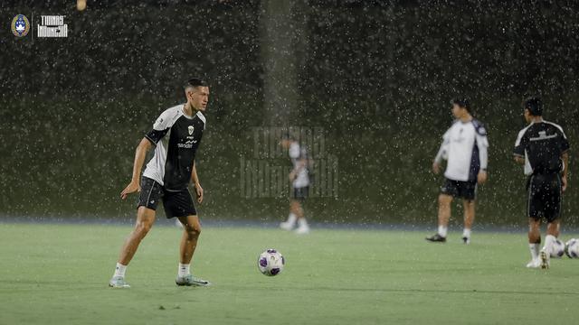 Timnas Indonesia latihan hujan-hujanan.