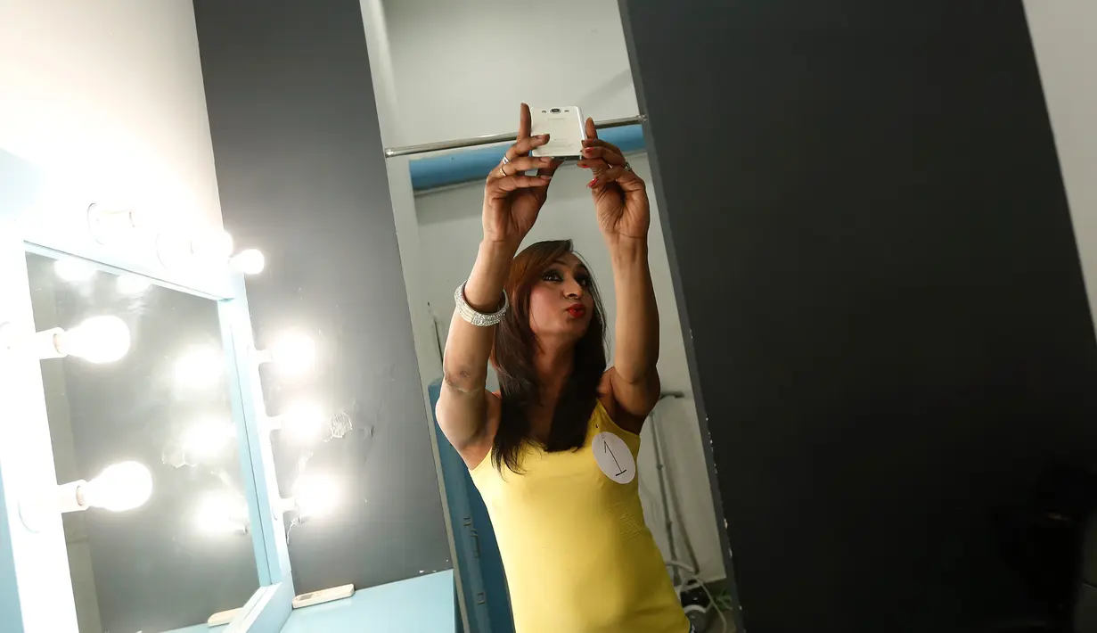 Seorang transgender berselfie sebelum melakukan audisi model di New Delhi , India , (7/2). Mereka nantinya akan melakukan sesi pemotretan dan menjawab pertanyaan dari juri selama audisi. (REUTERS / Adnan Abidi)