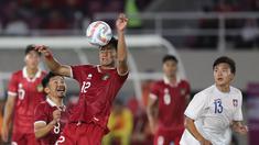 Pemain Timnas Indonesia U-23, Pratama Arhan Alif (tengah), hampir bertabrakan dengan Witan Sulaeman saat mendapatkan bola di depan gawang Chinese Taipei U-23 dalam pertandingan Grup K Kualifikasi Piala Asia U-23 2024 di Stadion Manahan, Solo, Sabtu (9/9/2023). (Bola.com/Arief Bagus Prasetiyo)