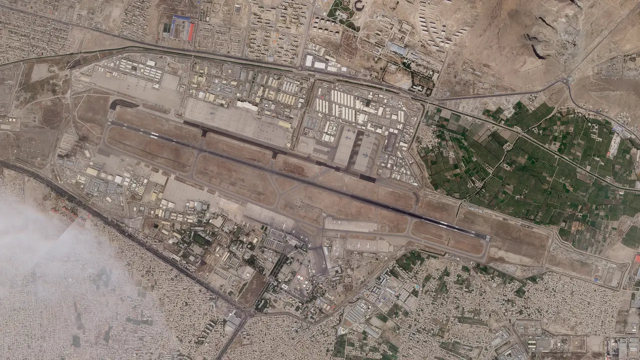 Melihat Bandara Internasional Kabul yang Sedang Kacau dari Satelit