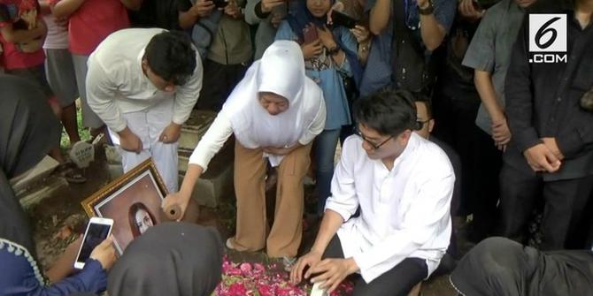VIDEO: Istri Ifan Seventeen Dimakamkan di Ponorogo
