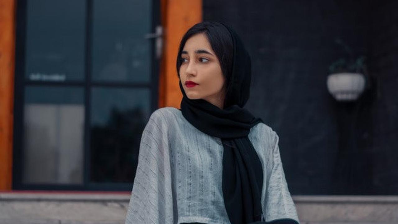8 Model Kardigan Brokat untuk Kondangan, Bikin Penampilan Anggun Maksimal