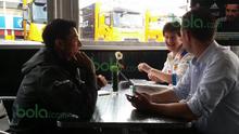 Rio Haryanto (kiri) dan manajernya, Piers Hunnisett, saat menjalani tes pra-musim bersama Manor Racing di Sirkuit Catalunya, Barcelona, Spanyol, Minggu (21/2/2016). (Bola.com/Reza Khomaini)