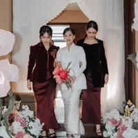 Elegan dalam Kebaya Beskap Velvet, Hasyakyla Utami Setia Dampingi Adhisty Zara di Hari Bahagia. [@mrssaladin].