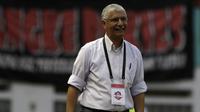 Pelatih Persija Jakarta, Edson Tavares, memperhatikan pemainnya saat melawan Borneo FC pada laga Shopee Liga 1 di Stadion Wibawa Mukti, Bekasi, Senin (11/11). Persija menang 4-2 atas Borneo. (Bola.com/Yoppy Renato)