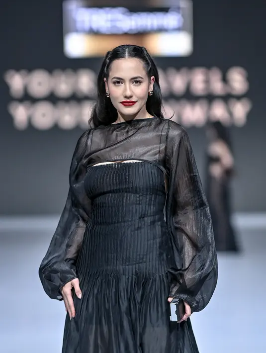 Pevita Pearce tampil dengan makeup bold bergaya lipstik dan lipstik merah gelap [JFW 2026]