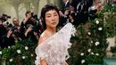 Greta Lee menghadiri Met Gala pertamanya dan menonjol dengan gaya pernyataannya. Aktris Past Lives itu melangkah di karpet merah dengan mengenakan gaun Loewe berstruktur serba putih dengan applique bunga [@fashionchick]