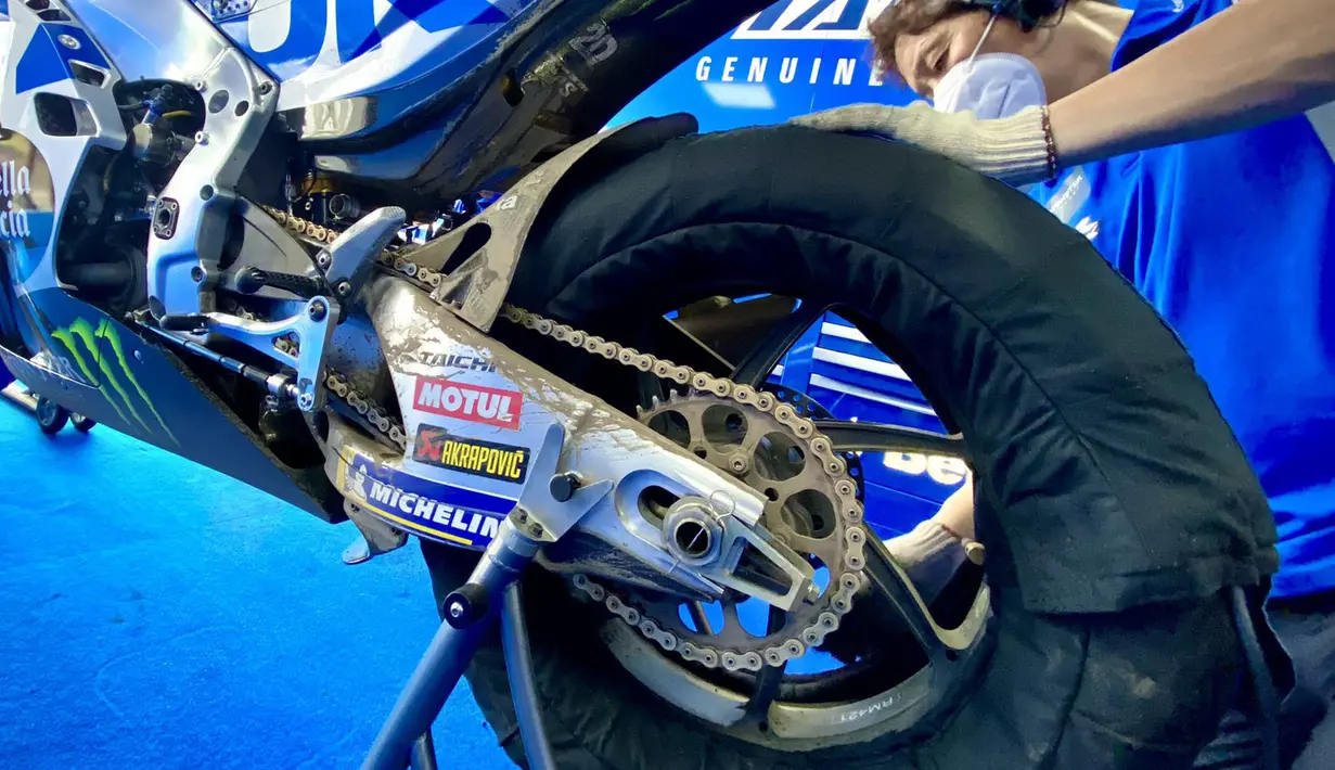 Baru dimulai lebih dari satu jam, pengawas balap terpaksa menghentikan sementara sesi tes dengan mengangkat Bendera Merah atau Red Flag. (@suzukimotogp)