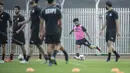 Penyerang Mesir, Mohamed Salah (kedua kanan) menendang bola selama sesi latihan di stadion Olembe di Yaounde (1/2/2022). Mesir akan bertanding melawan Kamerun pada babak semifinal Piala Afrika (CAN) 2021. (AFP/Charly Triballaeau)