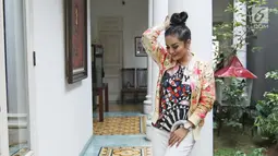 Krisdayanti berpose seusai rekaman soundtrack Film Ayat Ayat Cinta 2 di kawasan Bintaro, Tangerang Selatan, Senin (11/09). Dalam kesempatan itu Melly Goeslaw mempercayakan lagunya untuk dibawakan oleh Krisdayanti. (Liputan6.com/Herman Zakharia)