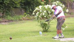 Cara bermaian olahraga woodball hampir sama dengan olahraga golf. Woodball dimainkan secara perorangan atau tim dengan cara memukul bola secara berangsur-angsur sampai meneroboskan bola ke gawang yang ada di setiap lintasan dengan jumlah pukulan sedikit mungkin. (Bola.com/M Iqbal Ichsan)