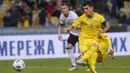 Gelandang Ukraina,  Ruslan Malinovskyi saat mencetak gol lewat titk penalti ke gawang Jerman pada pertandingan  UEFA Nations League di Stadion Olimpiyskiy di Kyiv, Ukraina, Sabtu (10/10/2020). Jerman menang 2-1 atas Ukraina. (AP Photo/Efrem Lukatsky)