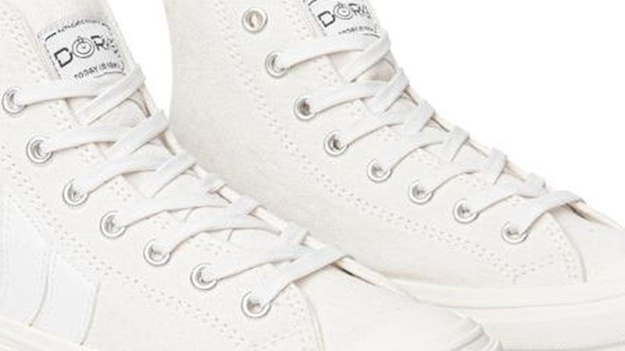 <b>Sneaker Classicdengan Cutting High Off Putih dari Dorks&nbsp;</b>