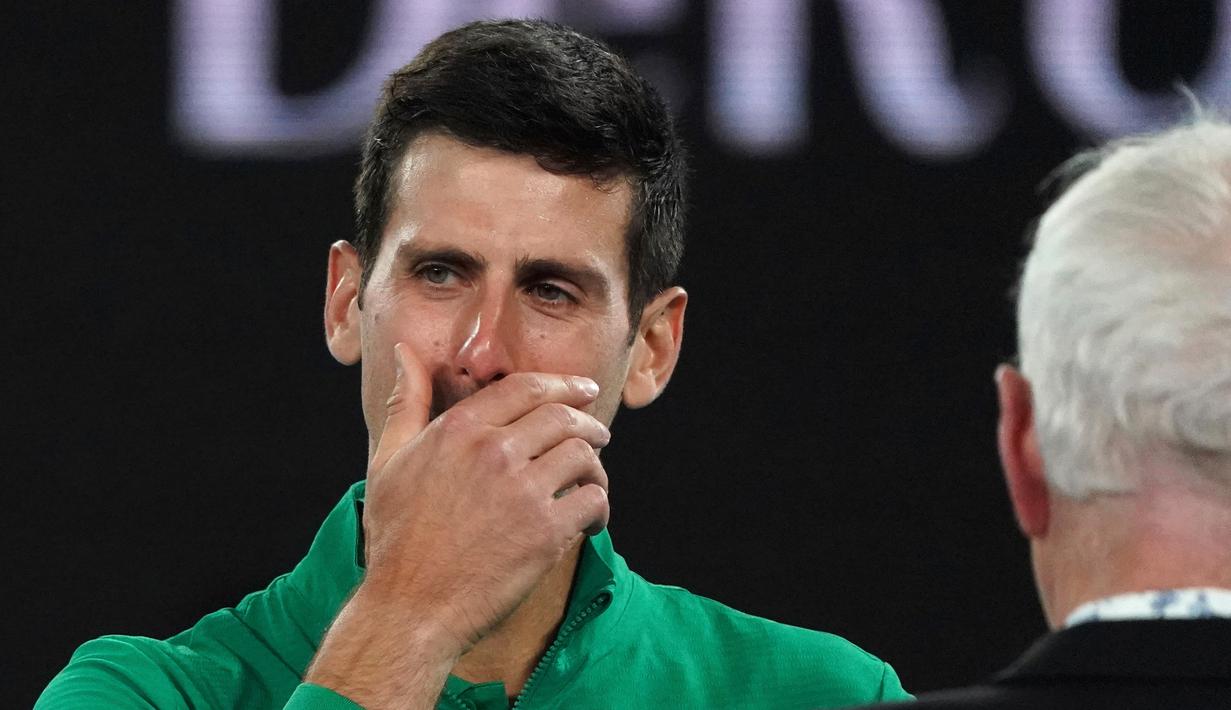 Reaksi Novak Djokovic saat diwawancarai tentang kematian Kobe Bryant usai mengalahkan Milos Raonic pada perempat final Australia Terbuka di Melbourne, Selasa (28/1/2020). Djokovic mengenakan jaket dengan inisial dan nomor punggung Kobe Bryant untuk menghormati temannya itu. (AP Photo/Lee Jin-man)