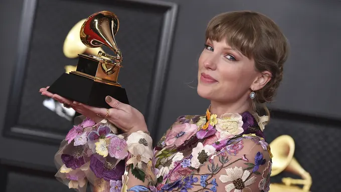 Taylor Swift dalam Grammy Awards 2021. (Jordan Strauss/Invision/AP)