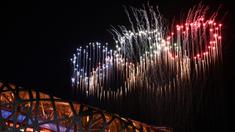 Pemandangan umum kembang api berbentuk Cincin Olimpiade menerangi langit di atas Stadion Nasional, yang dikenal sebagai Stadion Bird's Nest, selama upacara pembukaan Olimpiade Musim Dingin Beijing 2022 di Beijing, pada 4 Februari 2022. (AFP/Jeff Pachoud)