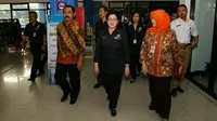 Menkes Nila meninjau posko kesehatan untuk mudik di Solo, Jawa Tengah (Liputan6.com/ Reza Kuncoro)