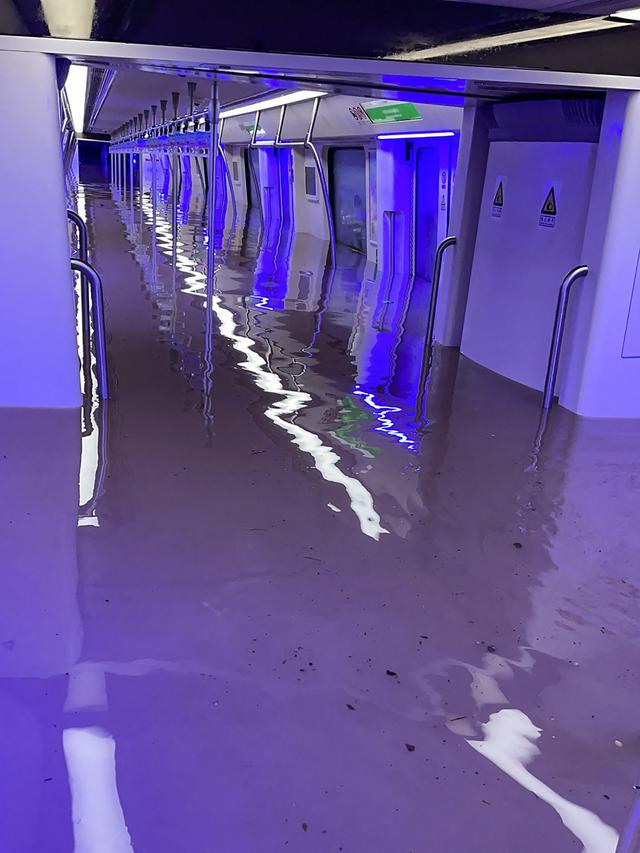 Penumpang Kereta Bawah Tanah Terjebak Banjir di China