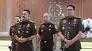 Wakil Jaksa Agung Asep Nana Mulyana didampingi Jaksa Agung Muda Tindak Pidana Khusus (Jampidsus) Kuntadi berbicara kepada pers usai pelantikan di Gedung Kejaksaan Agung, Jumat (24/7/2026). (KLY/ Budy Santoso).