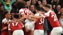 Striker Arsenal, Pierre-Emerick Aubameyang, merayakan gol yang dicetaknya ke gawang Leicester pada laga Premier League Inggris di Stadion Emirates, London, Senin (22/10). Arsenal menang 3-1 atas Leicester. (AFP/Glyn Kirk)